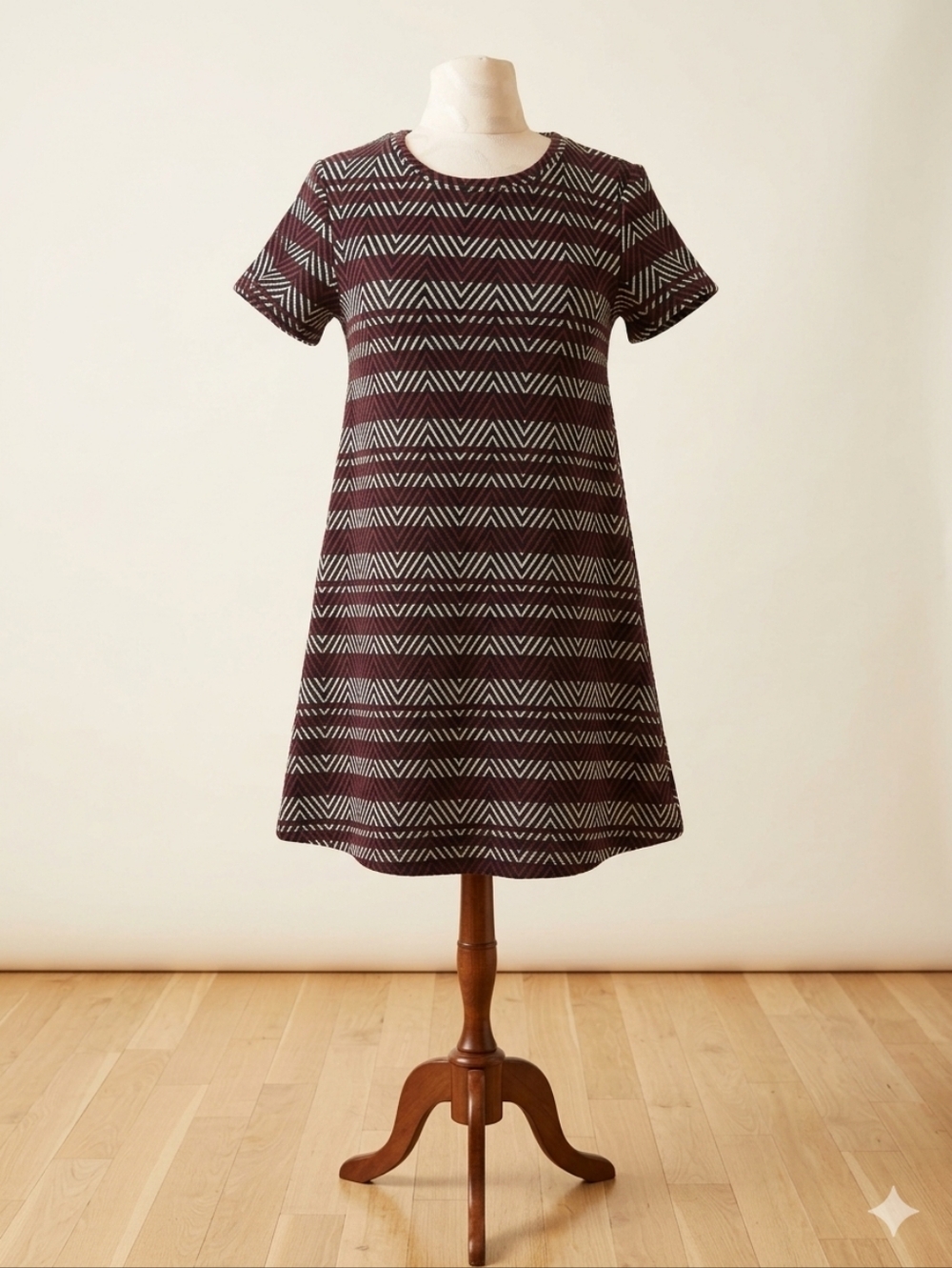 CLEARANCE Zara Short Sleeve Chevron Shift Dress in Burgundy and Cream, Size Sm